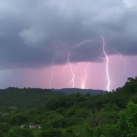 Maranguape deve ter um dia com trovões e raios